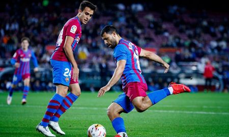 Sergio Kun Agüero, que sufrió una arritmia cardíaca este sábado, permanecerá internado otras 48 horas, informó el Barcelona. Sergio Kun Agüero, que sufrió una arritmia cardíaca este sábado, permanecerá internado otras 48 horas, informó el Barcelona.