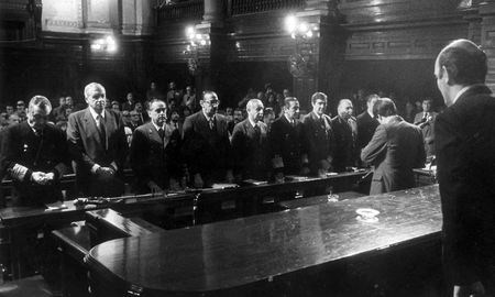 Efemérides del 13 de diciembre: en 1983 Raúl Alfonsín firma el decreto 158 Efemérides del 13 de diciembre: en 1983 Raúl Alfonsín firma el decreto 158