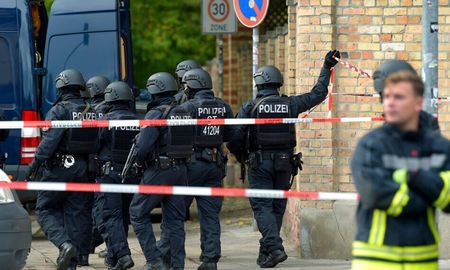 tension antisemita en alemania: atacaron a un joven a palazos frente a una sinagoga tension antisemita en alemania: atacaron a un joven a palazos frente a una sinagoga