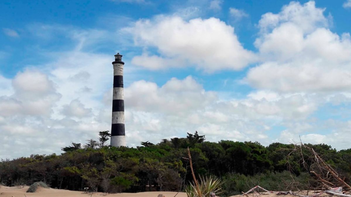 Entre m&eacute;danos y pinos, las playas solitarias de Mar Azul se convirtieron en el secreto mejor guardado de la Costa Atl&aacute;ntica.