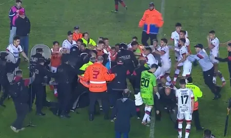 Graves incidentes entre el plantel de Patronato y la Policía luego de la derrota ante Barracas Central. Cuatro jugadores y un integrante del Cuerpo Técnico terminaron detenidos y se encuentran en Buenos Aires esperando declarar para quedar en libertad. Graves incidentes entre el plantel de Patronato y la Policía luego de la derrota ante Barracas Central. Cuatro jugadores y un integrante del Cuerpo Técnico terminaron detenidos y se encuentran en Buenos Aires esperando declarar para quedar en libertad.