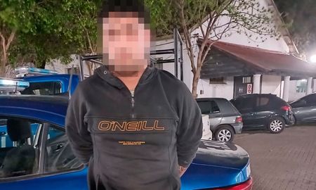 Tres personas sospechosas de haber participado en el asesinato de César Carmona, policía de la Agencia de Investigación Criminal (AIC) el pasado jueves por la tarde en la ciudad de Rosario, fueron detenidos. Tres personas sospechosas de haber participado en el asesinato de César Carmona, policía de la Agencia de Investigación Criminal (AIC) el pasado jueves por la tarde en la ciudad de Rosario, fueron detenidos.