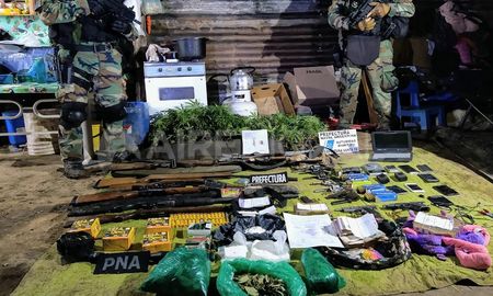 De los veinte allanamientos que fueron ejecutados, dos tuvieron lugar en la isla. De los veinte allanamientos que fueron ejecutados, dos tuvieron lugar en la isla.