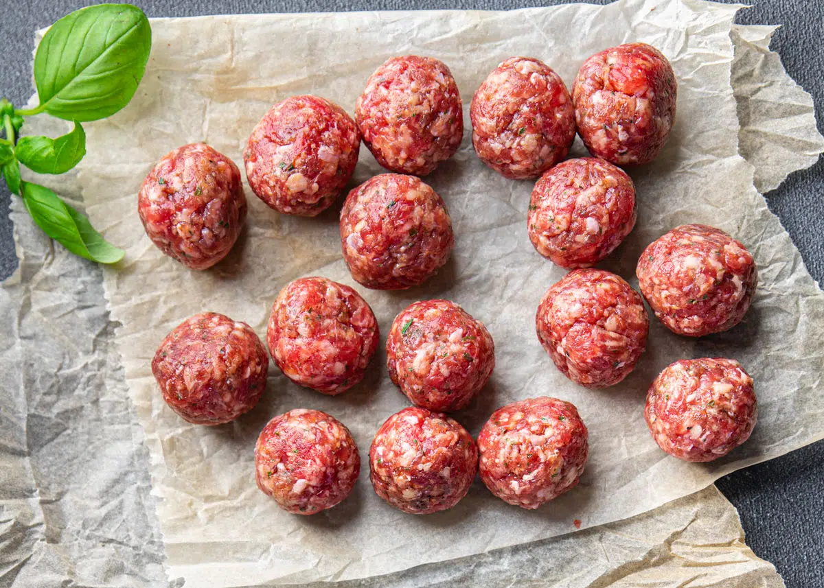 La receta para hacer albóndigas de carne. La receta para hacer albóndigas de carne.