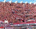 El partido Chacarita vs. Deportivo Maipú estuvo demorado por incidentes y luego se conoció que un hincha fue apuñalado.
