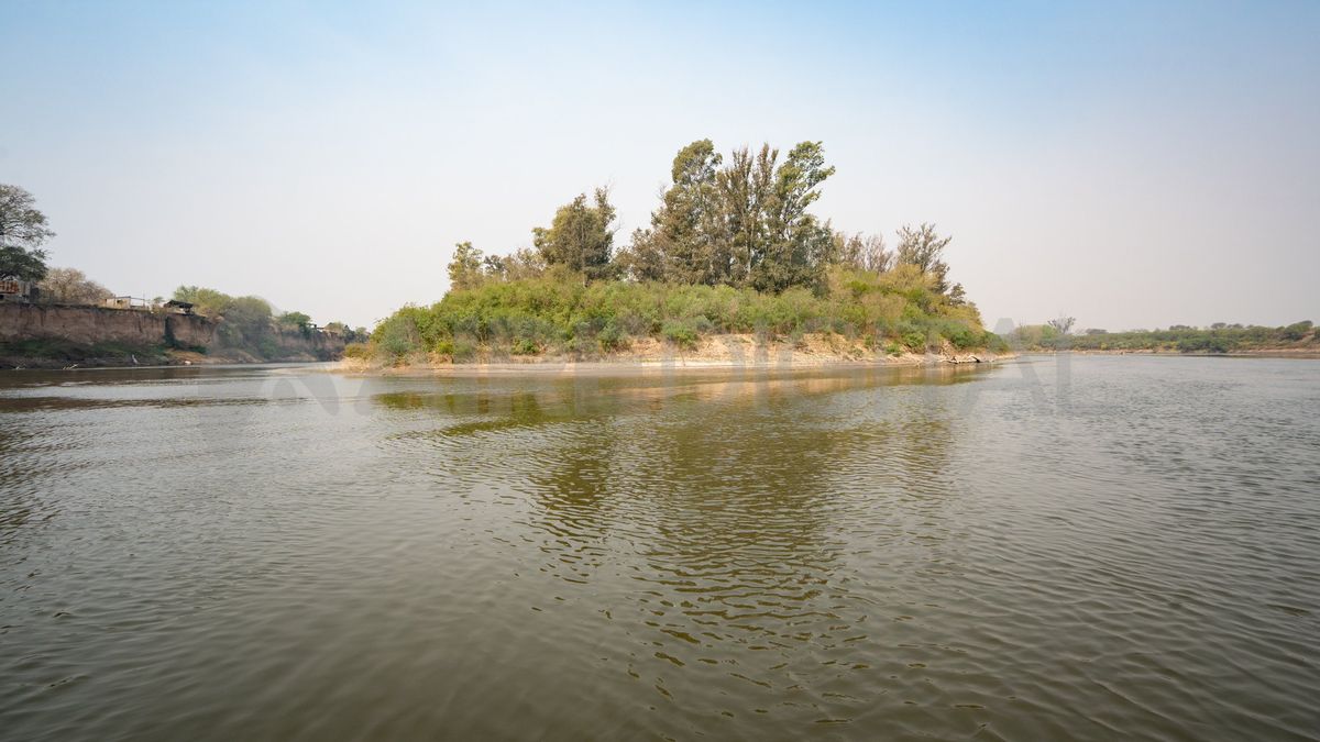 A lo largo de todo su recorrido por la provincia de Santa Fe, el curso del río Carcarañá es serpentoso y sus aguas corren