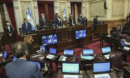 Sesión publica especial en la que se trata la modificación del impuesto a las Ganancias para empresas, en el recinto del Senado. Foto Juan Carlos Cárdenas. Sesión publica especial en la que se trata la modificación del impuesto a las Ganancias para empresas, en el recinto del Senado. Foto Juan Carlos Cárdenas.
