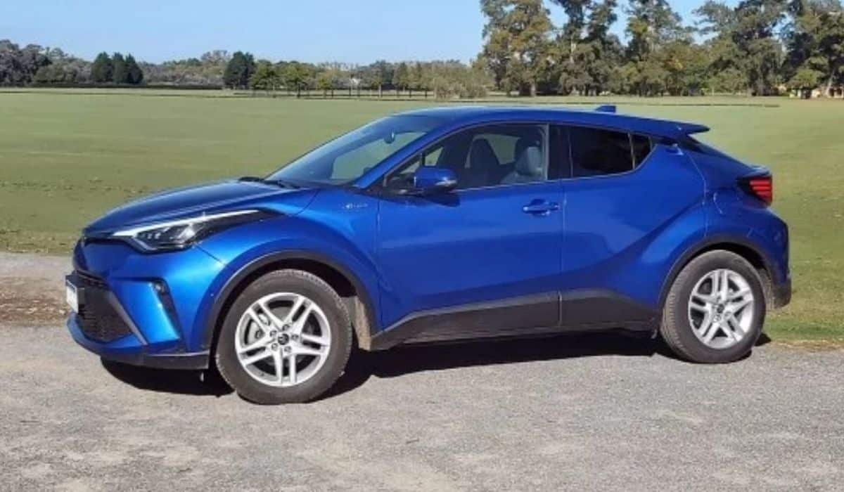 Pensó que había estacionado bien su auto