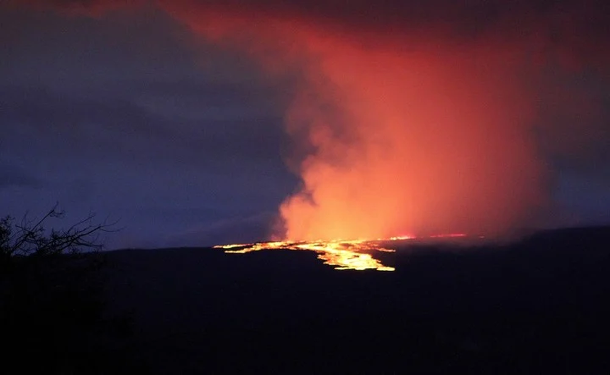La lava sale del cr&aacute;ter del Mauna Loa. Foto: AP &nbsp;