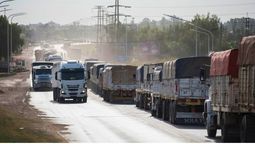 altText(El Puerto de Rosario recibió ocho trenes y más de 3.000 camiones esta semana)}