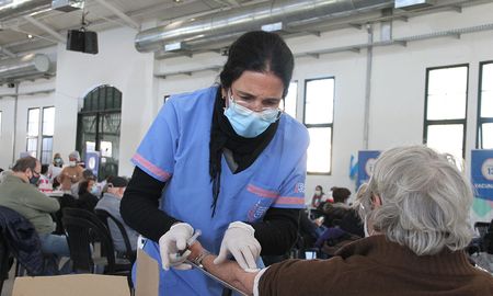 Según un informe de cinetíficos santafesinos, la vacuna Sputnik V contra el covid tiene una eficacia del 91% con una dosis y la de AstraZeneca demostró tener un 94% de efectividad con una dosis. Según un informe de cinetíficos santafesinos, la vacuna Sputnik V contra el covid tiene una eficacia del 91% con una dosis y la de AstraZeneca demostró tener un 94% de efectividad con una dosis.