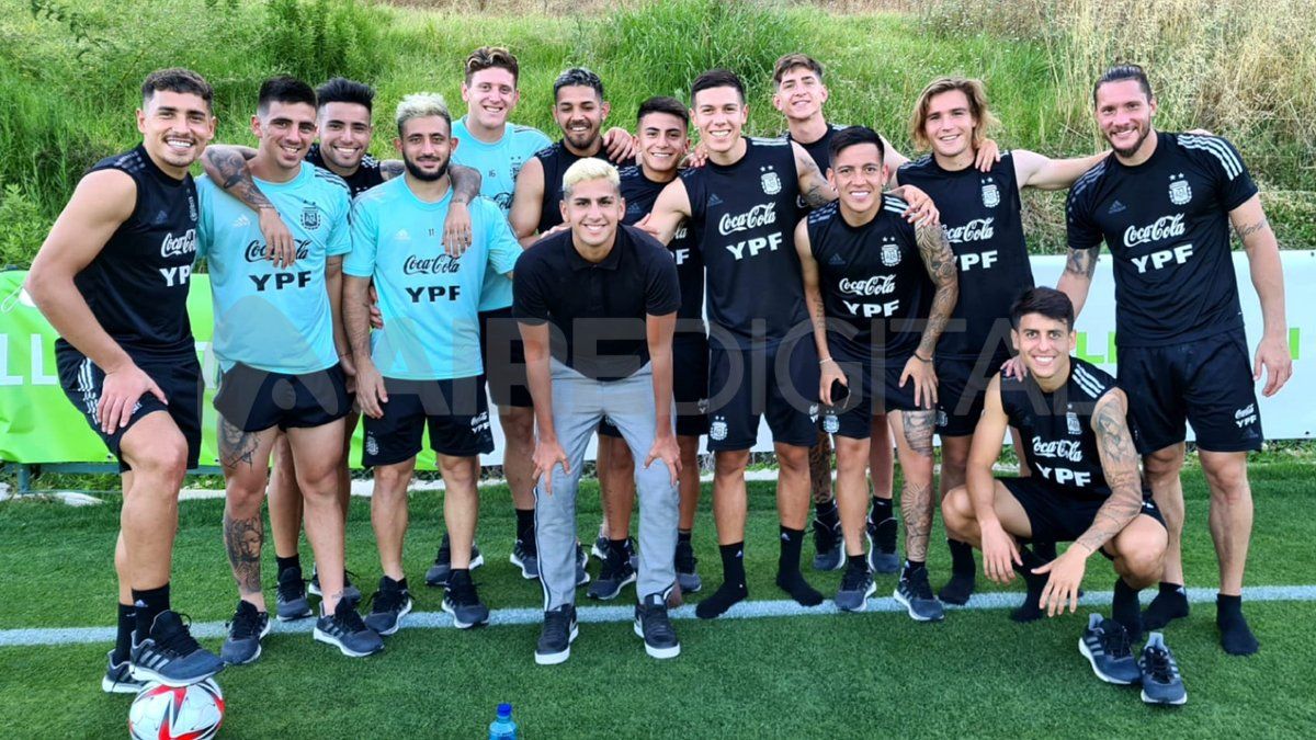 Ernesto junto a los jugadores del plantel sub 23 del seleccionado argentino.