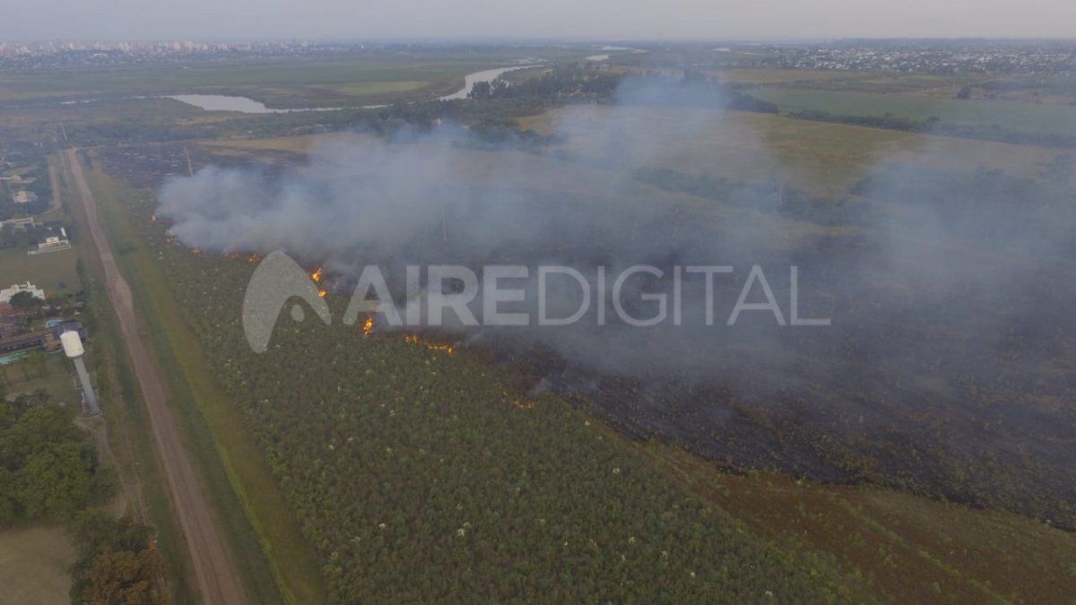 Incendio de pastizales en Santa Fe: el fuego se extendió cerca del primer y segundo aliviador de la Ruta 168