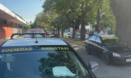 La preocupación crece entre los taxistas que trabajan en la Terminal de Ómnibus ante reiterados hechos de violencia que, aseguran, se producen por la ocupación indebida de paradas. La preocupación crece entre los taxistas que trabajan en la Terminal de Ómnibus ante reiterados hechos de violencia que, aseguran, se producen por la ocupación indebida de paradas.