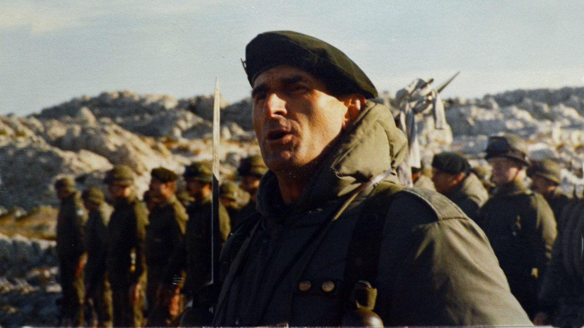 Coronel Mohamed Alí Seineldín impulsa rebeliones en la base de El Palomar, el Regimiento de Patricios y la sede del Ejército.