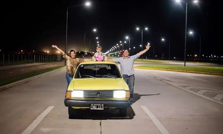 Martín y Rocío se las ingenian para viajar junto a sus dos pequeños hijos, Nereo y Roma, por todo el continente americano. Martín y Rocío se las ingenian para viajar junto a sus dos pequeños hijos, Nereo y Roma, por todo el continente americano.