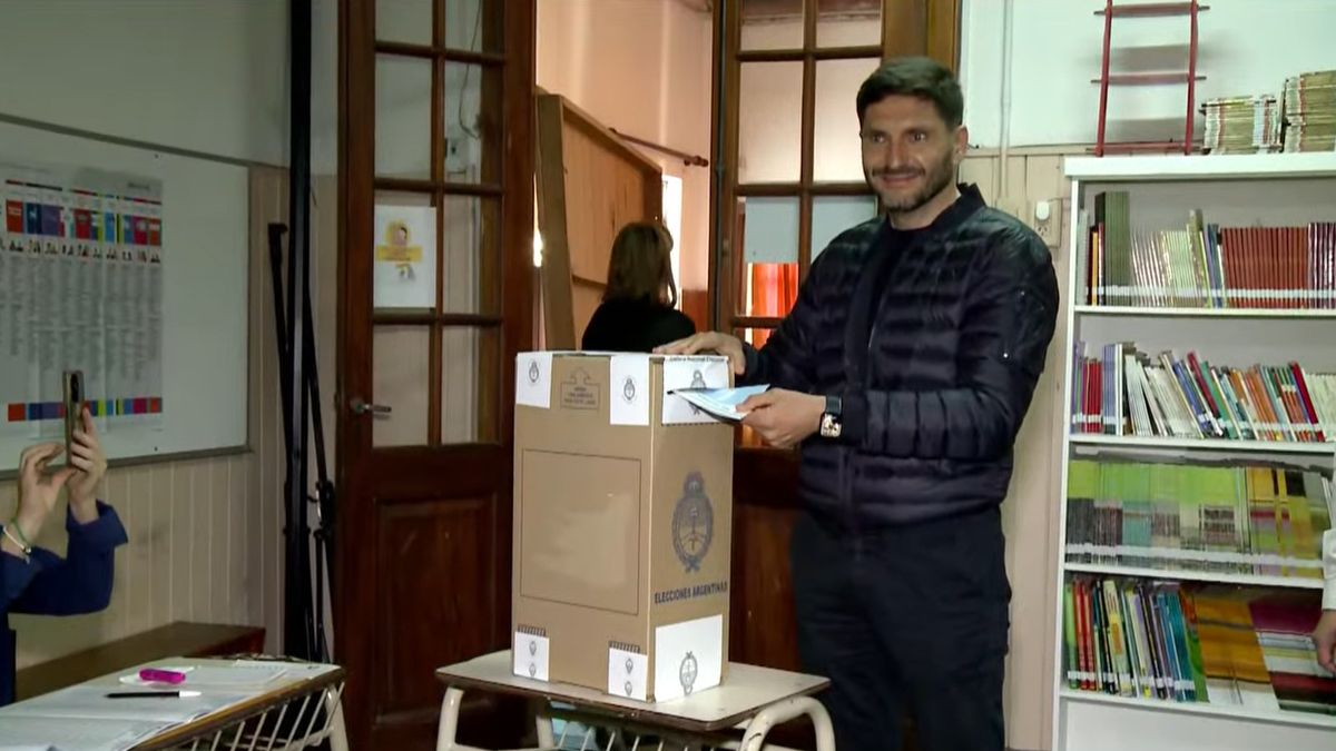 El gobernador Maximiliano Pullaro votó en Hughes. 