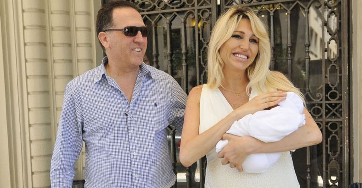 Vicky Xipolitakis y Javier Naselli, junto a su hijo. 