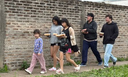 Tras la difusión de lo ocurrido en el hogar clandestino, los vecinos de Nuevo Horizonte se acercaron al lugar con comida para los abuelos. Tras la difusión de lo ocurrido en el hogar clandestino, los vecinos de Nuevo Horizonte se acercaron al lugar con comida para los abuelos.