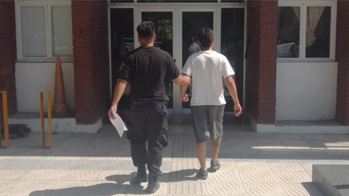 La policía fue a buscar al sospechoso a la casa luego de que un testigo pudiera reconocerlo y aportar su dirección. La policía fue a buscar al sospechoso a la casa luego de que un testigo pudiera reconocerlo y aportar su dirección.