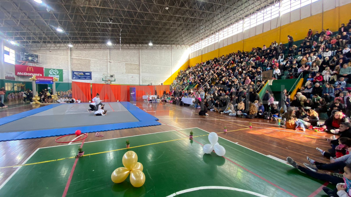 Más de 270 gimnastas de todas las edades participaron en el evento. Más de 270 gimnastas de todas las edades participaron en el evento.
