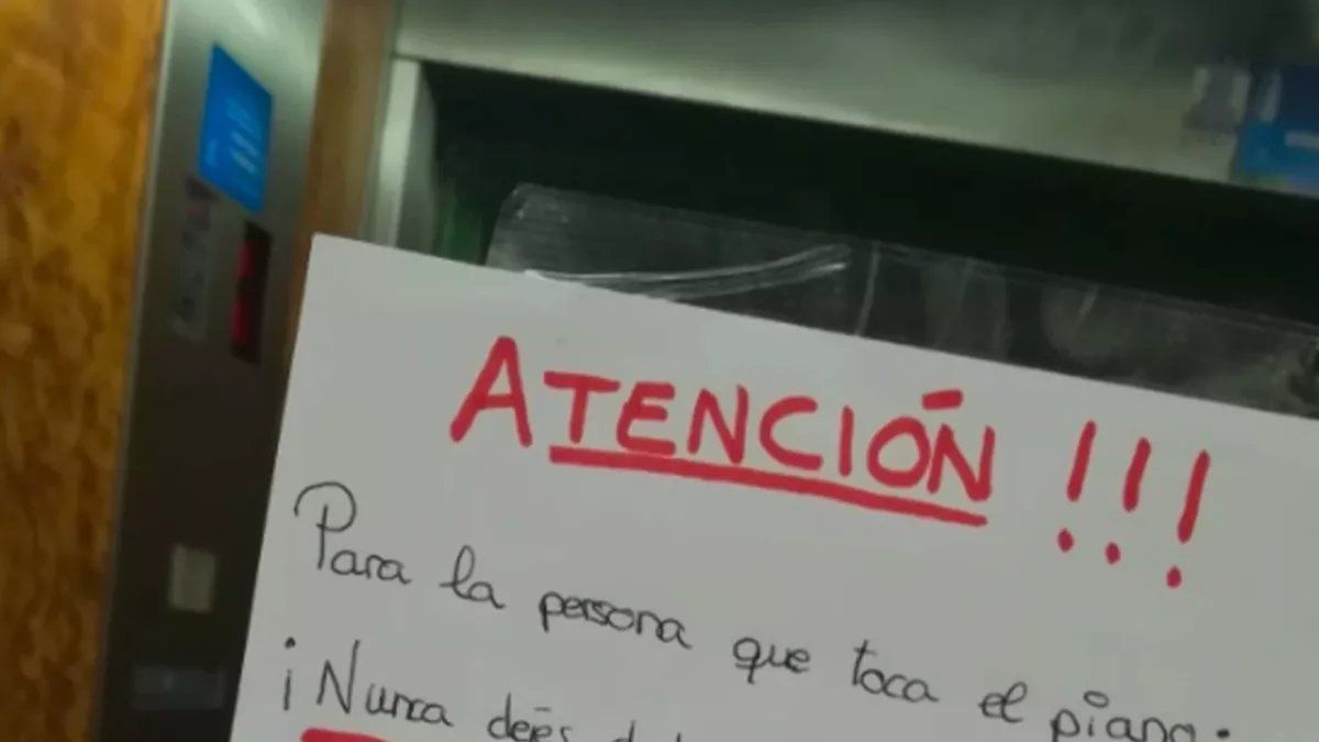Un joven le dejó una nota a un vecino que toca el piano con un mensaje que se volvió viral