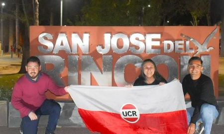 Andrés Soperez celebró junto a los dos nuevos concejales de San José del Rincón. Andrés Soperez celebró junto a los dos nuevos concejales de San José del Rincón.