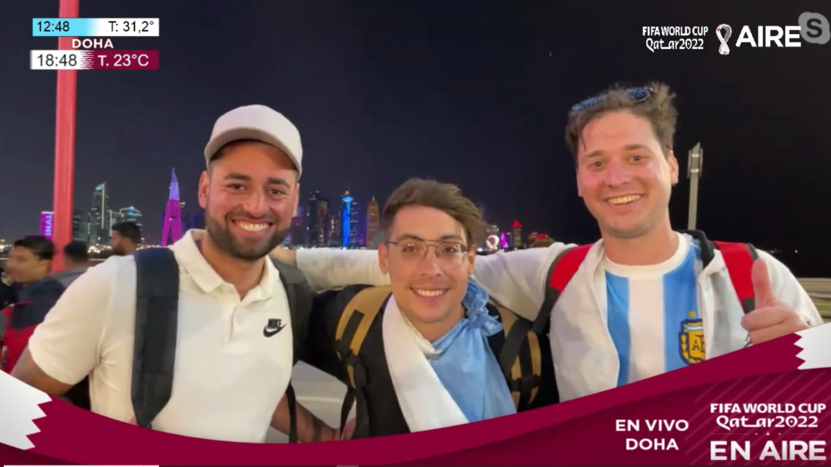 Hoy Ulises disfruta junto a un grupo de amigos del Mundial de Qatar 2022. Una vez que termine la competencia