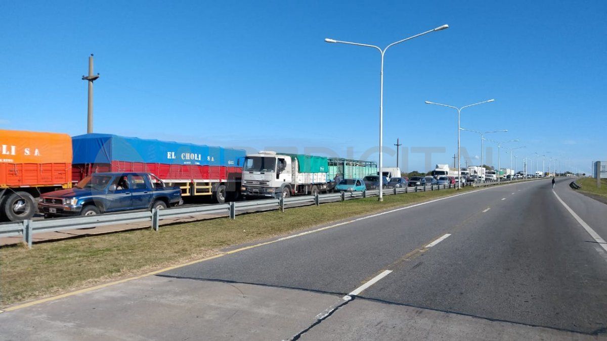 La cámara de Aire de Santa Fe captó las imágenes de la cantidad de autos que esperaban desde el lado santafesino para cruzar a la provincia vecina.&nbsp;