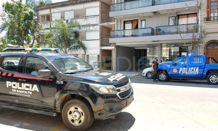 Con el objetivo de determinar las características del hecho, personal de la Agencia de Investigación Criminal trabaja en el departamento de General López al 2900. Con el objetivo de determinar las características del hecho, personal de la Agencia de Investigación Criminal trabaja en el departamento de General López al 2900.