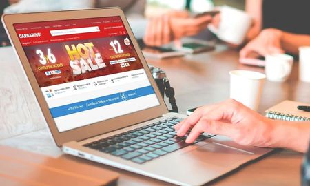 El comercio electrónico se caracteriza por eliminar las distancias físicas entre el comprador y el vendedor. El comercio electrónico se caracteriza por eliminar las distancias físicas entre el comprador y el vendedor.