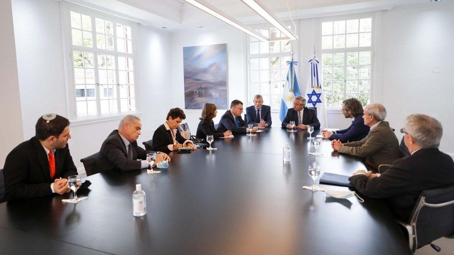 El viceprimer ministro israelí viajó acompañado por familiares de víctimas y sobrevivientes.