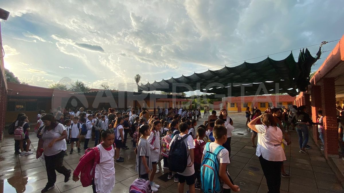 El agua no borró la sonrisa de los chicos ansiosos y felices por volver a clases. El agua no borró la sonrisa de los chicos ansiosos y felices por volver a clases.