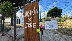 En una de las chapas que forman parte del cerramiento del predio todavía se puede leer la inscripción “Justicia por Jere”, junto a flores y carteles que vecinos dejaron.