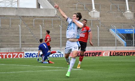 Con goles de Tomatis y Aguirre, Rafaela le ganó 2 a 1 a Brown de Adrogué y ahora jugará el desempate ante Talleres de Rde. Con goles de Tomatis y Aguirre, Rafaela le ganó 2 a 1 a Brown de Adrogué y ahora jugará el desempate ante Talleres de Rde.