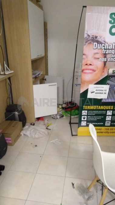 Provocaron desorden en el interior del comercio y se llevaron algunos elementos que estaban guardados en un mueble.