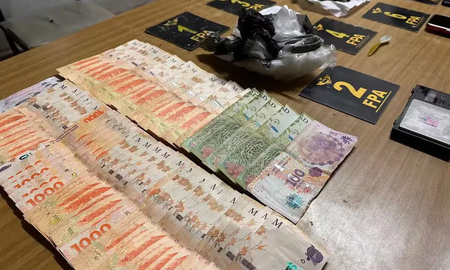 La policía secuestró varios elementos de su consultorio. La policía secuestró varios elementos de su consultorio.