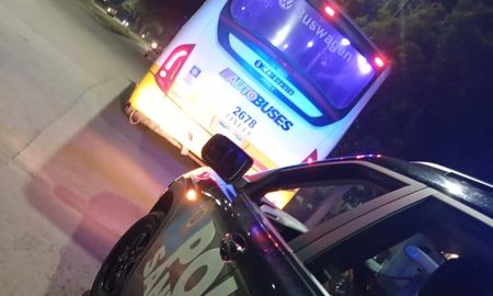 Atacaron a piedrazos a un colectivo de la Línea 8 en barrio Coronel Dorrego de Santa Fe. Atacaron a piedrazos a un colectivo de la Línea 8 en barrio Coronel Dorrego de Santa Fe.