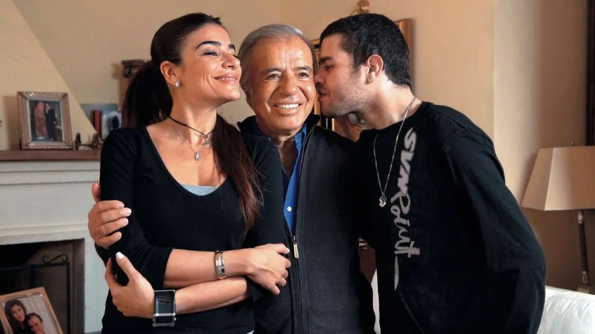 Carlitos Nair Menem y Zulemita junto a su padre Carlos. Carlitos Nair Menem y Zulemita junto a su padre Carlos.