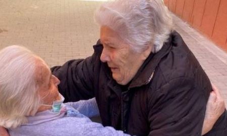 El emocionante reencuentro entre dos primas luego de estar 10 años sin verse. El emocionante reencuentro entre dos primas luego de estar 10 años sin verse.