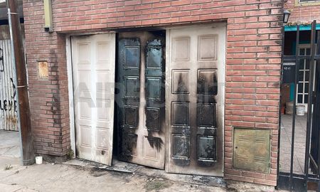 Se quemó un auto dentro del garage de una casa. Se quemó un auto dentro del garage de una casa.