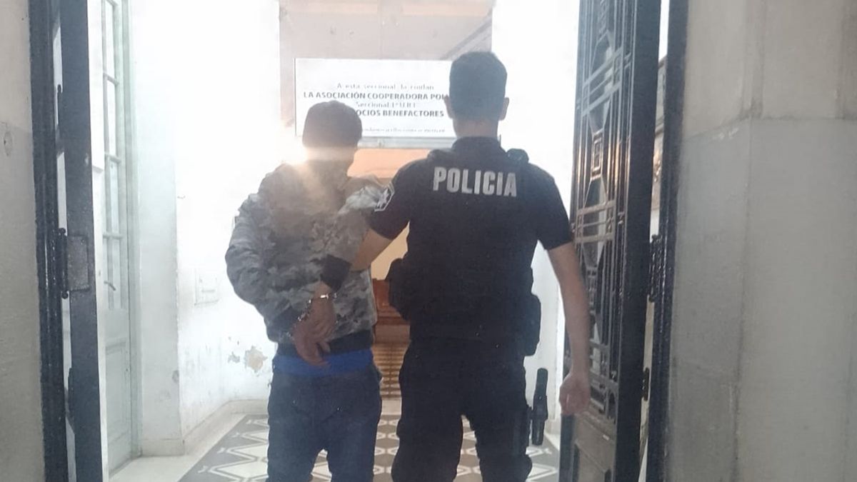 El ladrón fue puesto a disposición de la Justicia tras ser llevado a la Comisaría Primera. El ladrón fue puesto a disposición de la Justicia tras ser llevado a la Comisaría Primera.