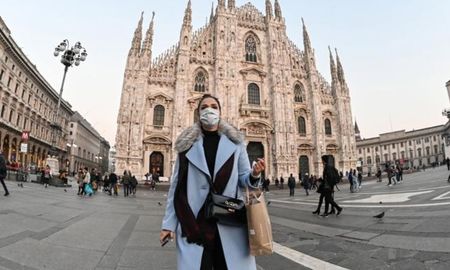 A inicios de diciembre, el premier Giuseppe Conte dispuso una serie de restricciones para evitar una tercera ola de coronavirus, que incluyen el toque de queda nocturno de 22 a 5 en todo el país y medidas especiales para el período de Navidad y Año Nuevo, con prohibición de viajes entre las 20 regiones del país durante los feriados, entre otras medidas. A inicios de diciembre, el premier Giuseppe Conte dispuso una serie de restricciones para evitar una tercera ola de coronavirus, que incluyen el toque de queda nocturno de 22 a 5 en todo el país y medidas especiales para el período de Navidad y Año Nuevo, con prohibición de viajes entre las 20 regiones del país durante los feriados, entre otras medidas.