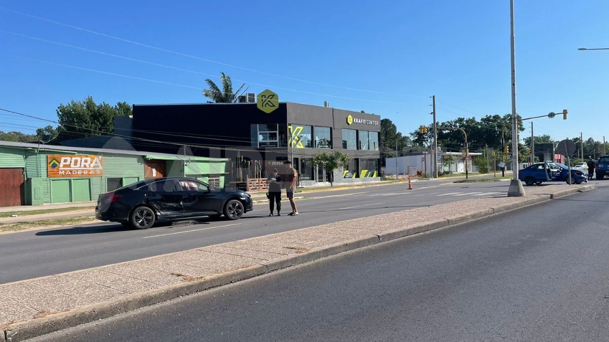 El accidente se produjo entre un patrullero y un auto particular. El accidente se produjo entre un patrullero y un auto particular.
