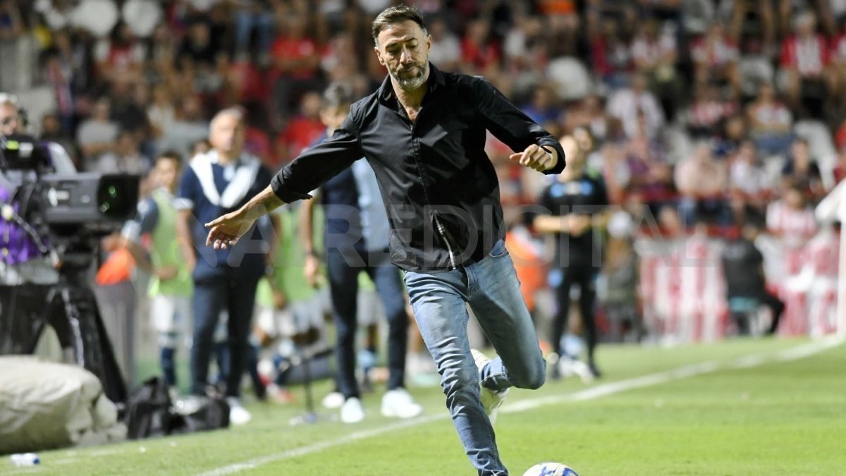 Kily González pateando una pelota tras la frustración de la ineficacia de Unión ante Racing.