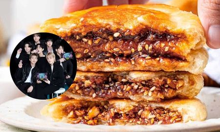 El hotteok es uno de los postres callejeros más tradicionales de Corea del Sur y suele disfrutarse durante el invierno. El hotteok es uno de los postres callejeros más tradicionales de Corea del Sur y suele disfrutarse durante el invierno.