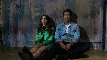 Murió un miembro del equipo de la serie de Netflix, Emily in Paris: qué le pasó