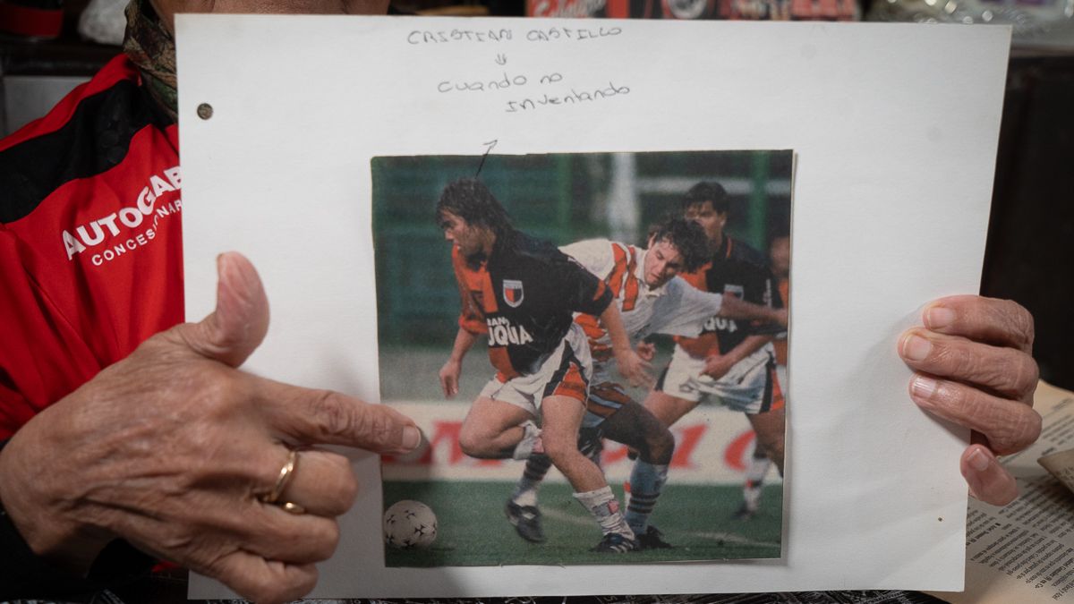 “Yo veía en Cristian Castillo el sentimiento hacia Colón”, dice La Marga sobre uno de los jugadores que más la marcaron como hincha sabalera. “Yo veía en Cristian Castillo el sentimiento hacia Colón”, dice La Marga sobre uno de los jugadores que más la marcaron como hincha sabalera.
