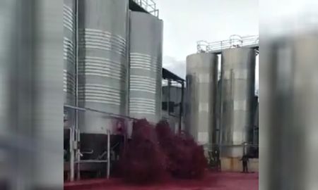 Video: se reventó un depósito con 50 mil litros de vino tinto y hubo un tusnami de malbec Video: se reventó un depósito con 50 mil litros de vino tinto y hubo un tusnami de malbec