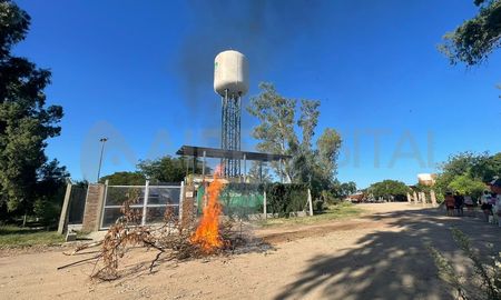Los vecinos de Colastiné Sur se manifestaron frente a la planta potabilizadora de agua. Los vecinos de Colastiné Sur se manifestaron frente a la planta potabilizadora de agua.